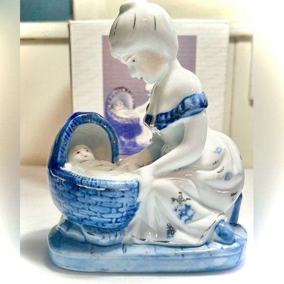 Vintage Decor Fine Porcelain Figurine Mother & Baby Cradle Cobalt Blue White NOS - Picture 3 of 11